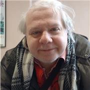 Professore di elettronica impartisce lezioni a studenti delle scuole superiori